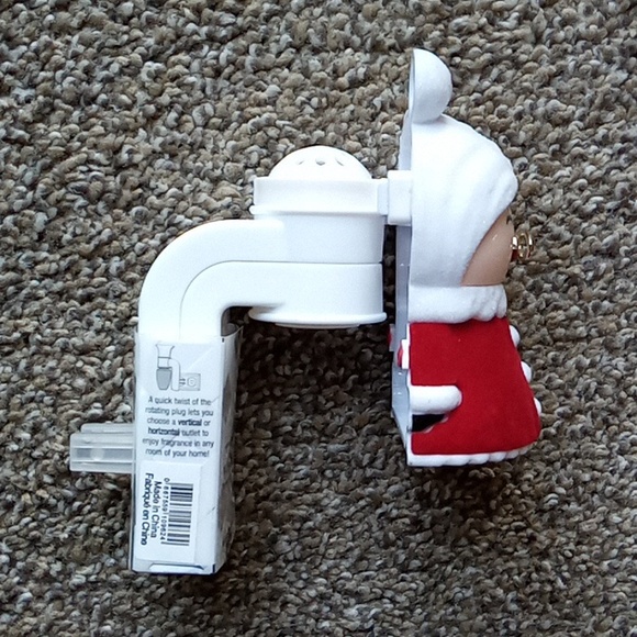 New Bath & Body Works 2023 Mrs Santa Wallflowers Fragrance Plug - Picture 2 of 7